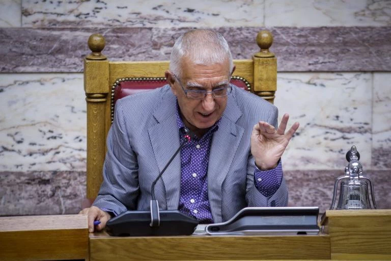 Αποδοκίμασαν τον Κακλαμάνη στη Διάσκεψη των Προέδρων για Κατσίφα – «Κάντε μου πρόταση μομφής…»